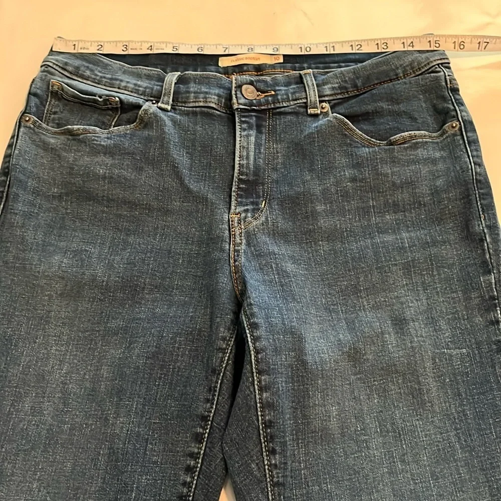 Levi’s Classic Bootcut Mid Rise Size 10